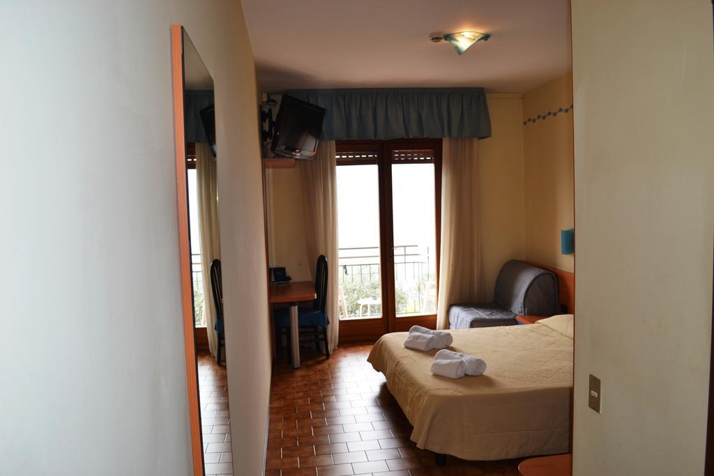 Hotel Smeraldo Brenzone sul Garda Bagian luar foto
