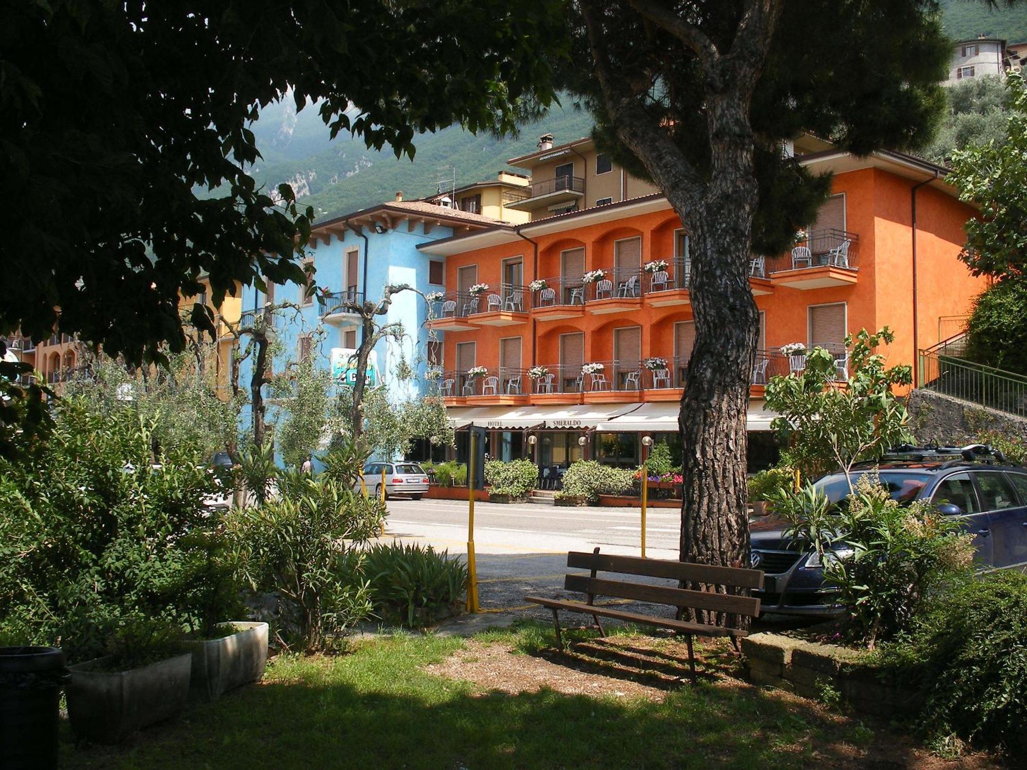Hotel Smeraldo Brenzone sul Garda Bagian luar foto